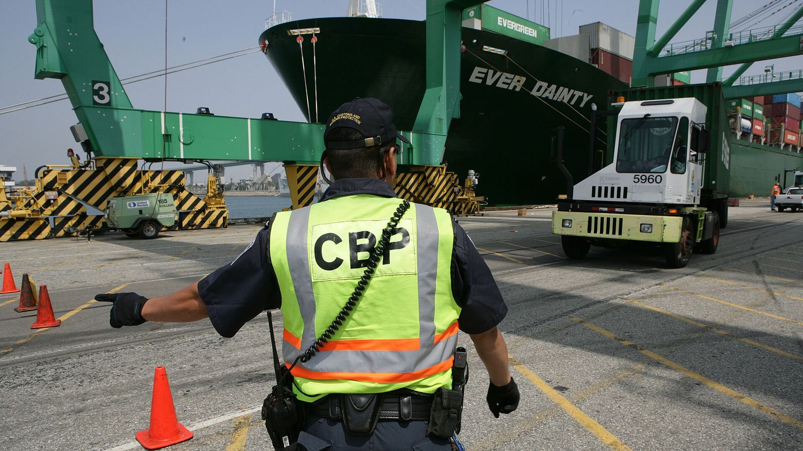 US-Zollbeamter leitet einen Lkw mit Container zur Kontrolle im Hafen von Los Angeles